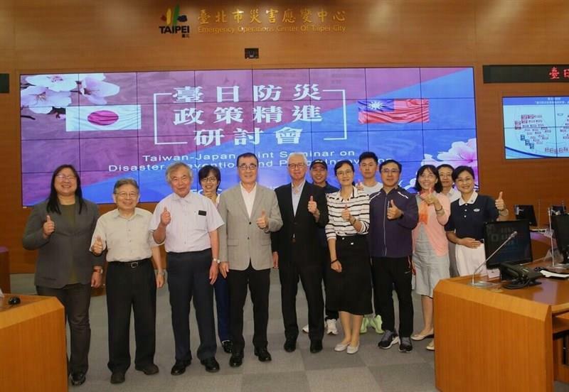 ポーズを決める台北市の李四川副市長（手前左から4人目）ら（同市消防局提供）