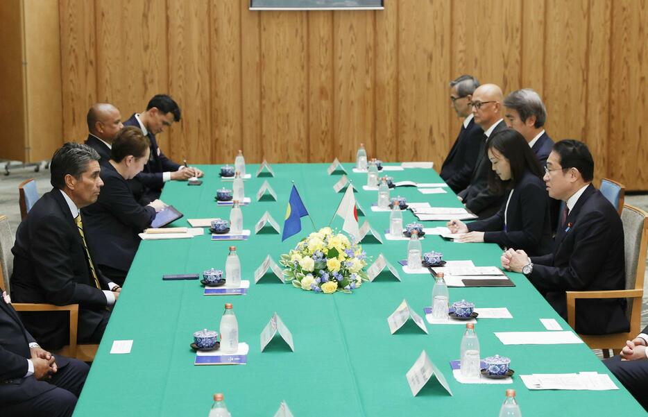 会談する岸田首相（右端）とパラオのウィップス大統領（左端）＝4日午後、首相官邸