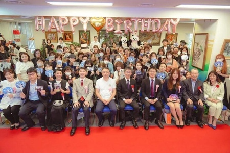 東京中国文化センターでシャンシャンの誕生日会が開催され、集合写真を撮るゲストと参加者たち（2024年6月12日撮影）。