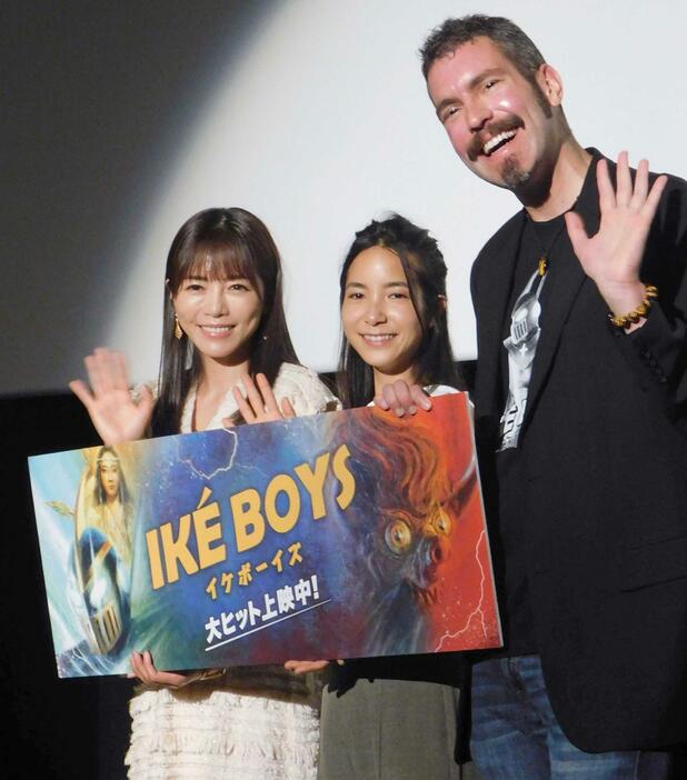　（左から）釈由美子、比嘉クリスティーナ、エリック・マキーバー監督