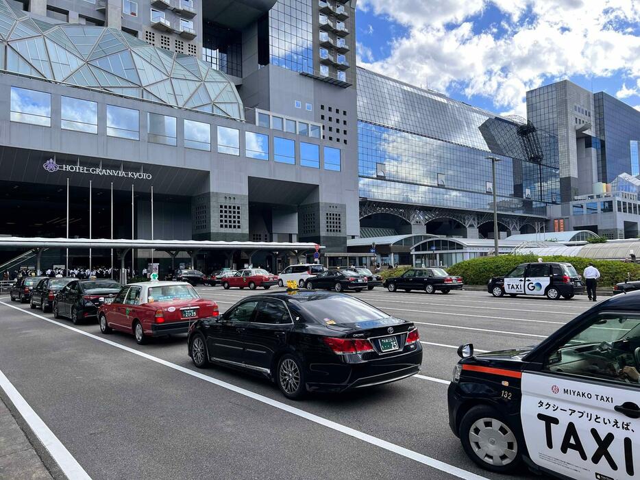 ［写真］5月中旬夕方、JR京都駅前のタクシー乗り場の様子