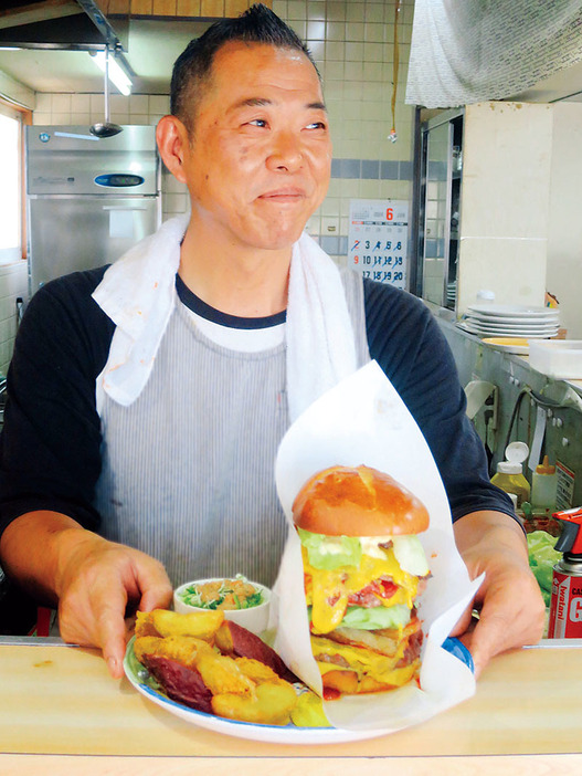 こだわりのグルメバーガーを作る渡辺貴広さん＝羽生市中央5丁目の「ビッグバンダイナー」