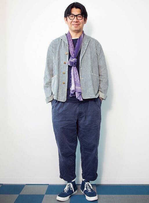 ベイクルーズ  DX統括 阿部孝史さん age 48。雑誌「Boon」のライターとしてファッション業界でのキャリアをスタート。ヴィンテージバンダナのコレクション歴は28年。