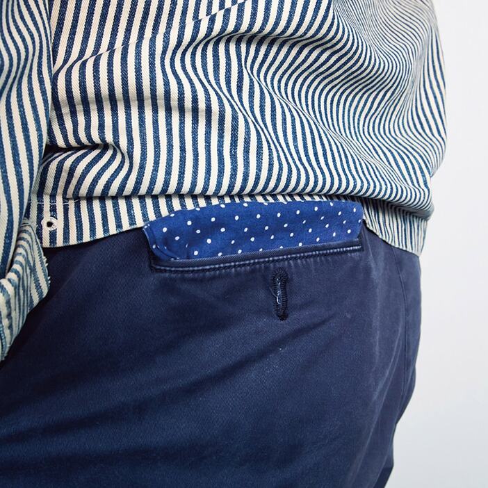 バンダナを携帯する際、山折り側をポケット縁部分から2cmほど見せて納めるのが阿部ルールだ。
