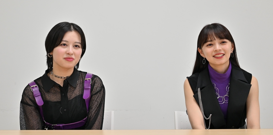 福岡の印象について語るアンジュルムの平山遊季（左）と上國料萌衣