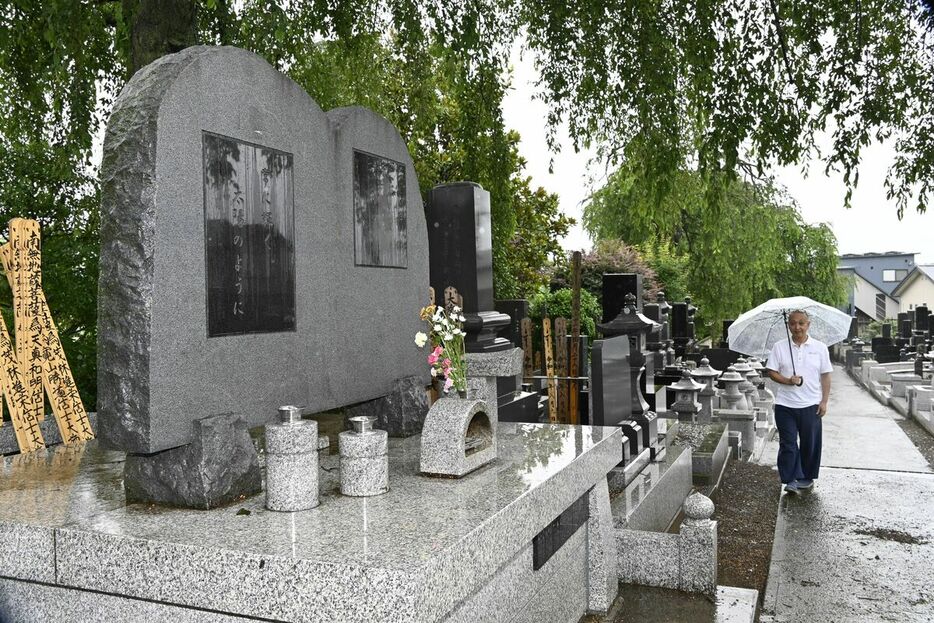 三松会が無縁遺骨を納骨する共同墓地（手前）＝６月中旬、群馬県館林市
