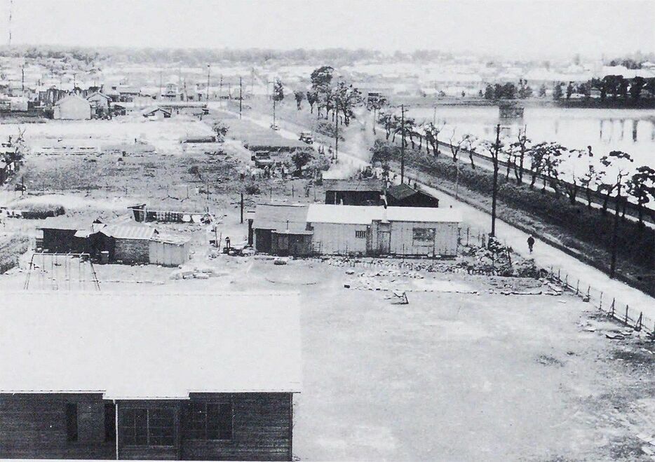 1958（昭和33）年頃の新宿駅西口。右に淀橋浄水場の広大な貯水池が見える。『甦った東京』国立国会図書館所蔵