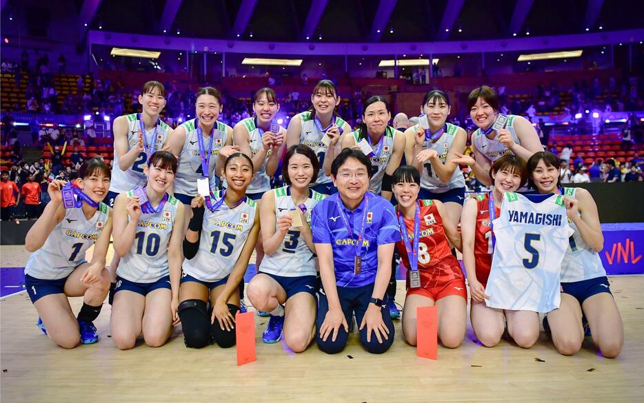 バレーボールのネーションズリーグ決勝大会で準優勝した日本の女子選手たち＝バンコク（Volleyball　World提供・共同）