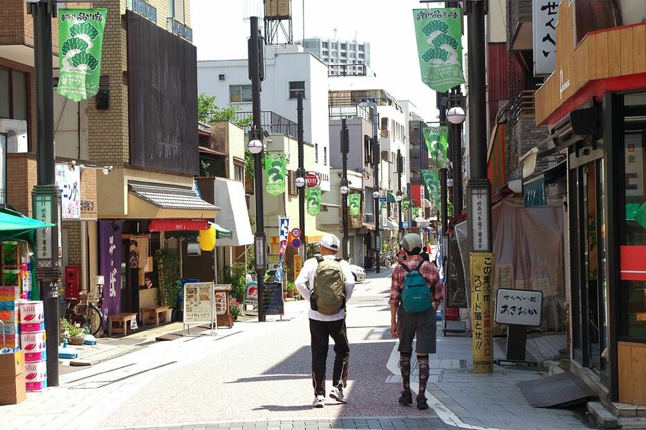 旧東海道に面した北品川本通り商店街。道が蛇行しているのは海岸線に沿って道路を整備したため　PIXTA