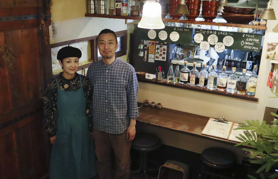 ラオス料理の専門店「YuLaLa」を営む岡田尚也さん（右）と妻の綾さん＝京都市