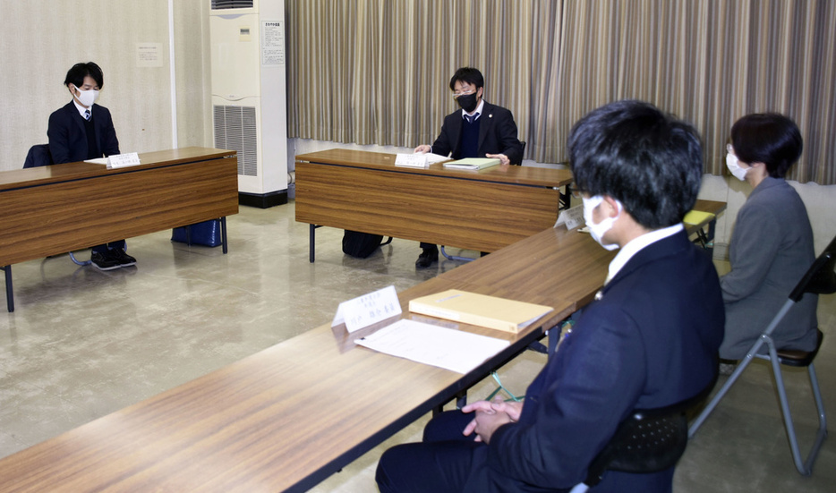 三重県立高の男子生徒が自殺した背景を調査する委員会＝昨年2月、津市