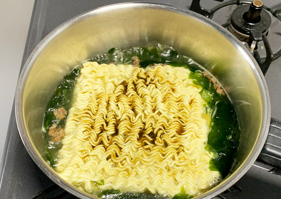 スープとかやく類を水の段階から入れて沸騰させ、沸騰したところで2分麺を入れて完成