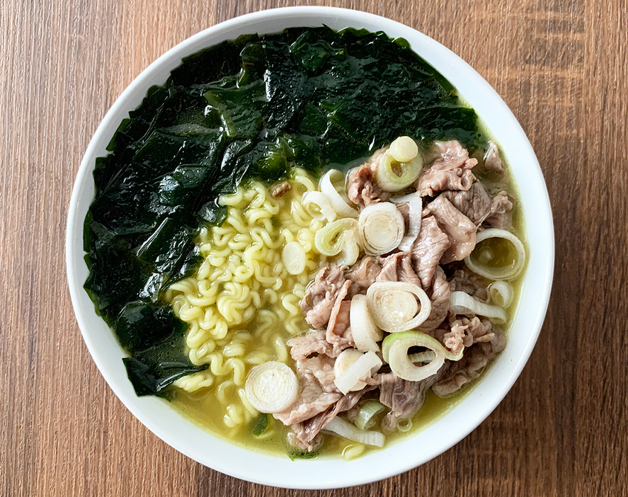 完成した「オットゥギ 牛肉わかめスープラーメン」