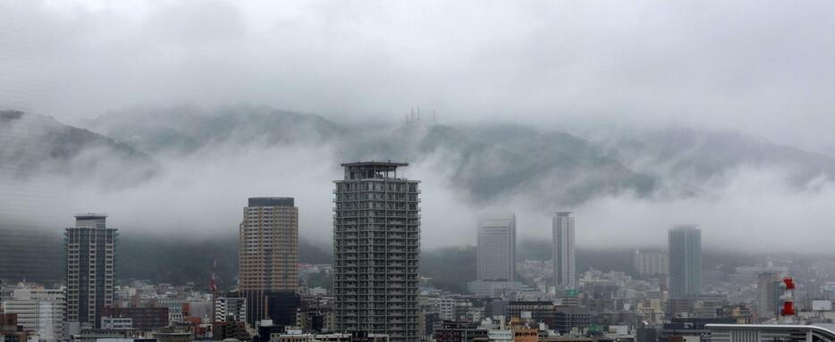 六甲山にかかった低い雲が雲海のように広がった＝２８日午前、神戸市中央区から望む