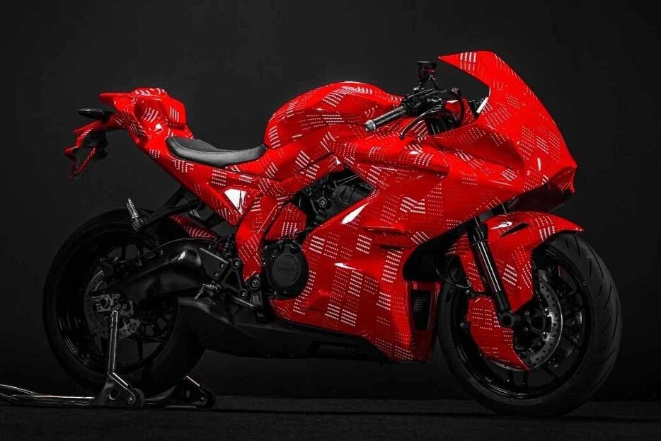 並列3気筒エンジンを搭載した675SR。レーシーなフルカウルが特徴で、ガルアーム状のスイングアームも備える。