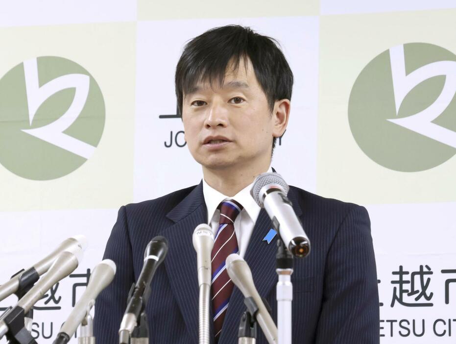 記者会見する新潟県上越市の中川幹太市長＝27日午後、上越市役所