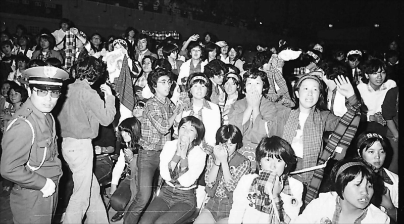 ベイ・シティ・ローラーズのライブで熱狂するファン＝１９７７年１０月、棚倉町