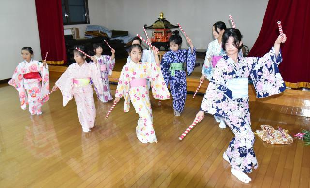 祇園祭に向け熱心に踊りの稽古に励む女児ら