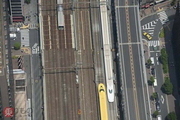浜松町駅にて。JR山手線や京浜東北線、東海道線、東海道新幹線の線路が並ぶなかを「ドクターイエロー」は進んでいく（2016年6月8日、吉永陽一撮影）。