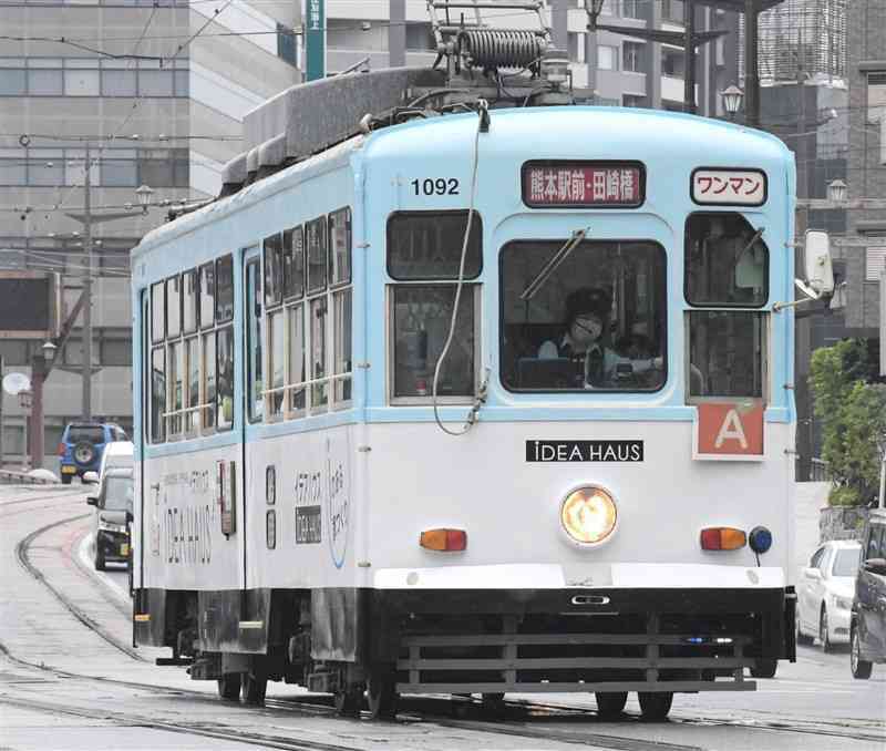 乗務員や車両不足への対応のため、29日から減便される熊本市電＝20日、中央区