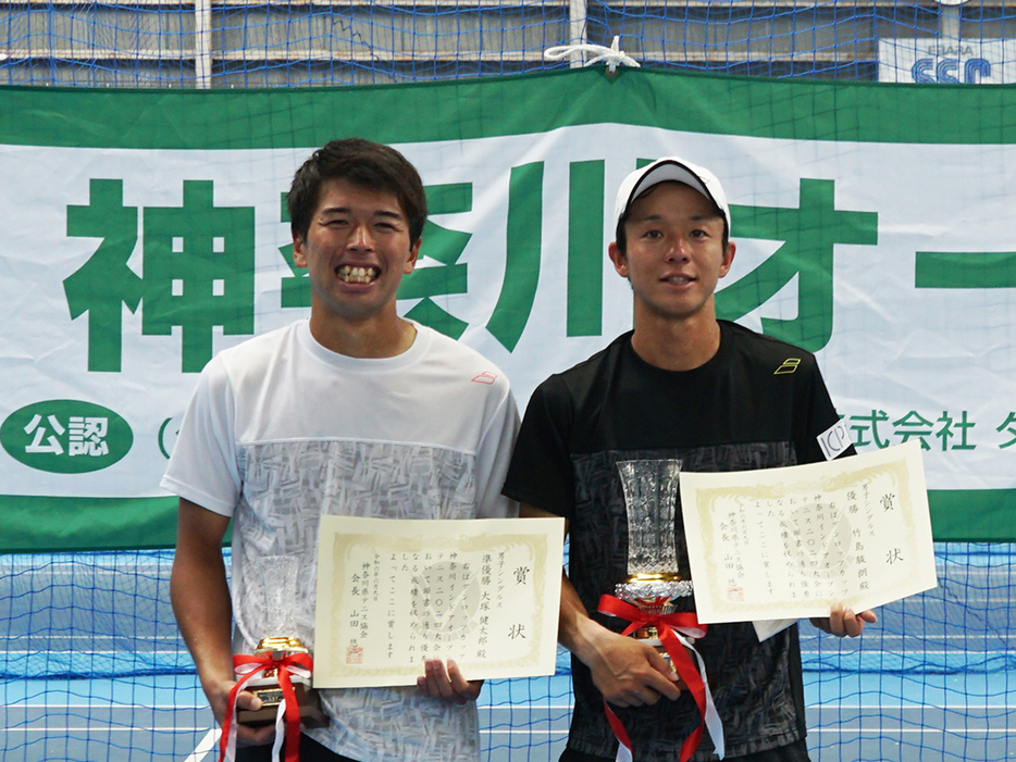 「第36回ダンロップカップ神奈川インドアオープンテニス」（神奈川・荏原湘南スポーツセンター）の男子シングルスで優勝を飾った竹島駿朗（JITC／右）と準優勝の大塚健太郎（伊予銀行）（写真提供◎神奈川県テニス協会）