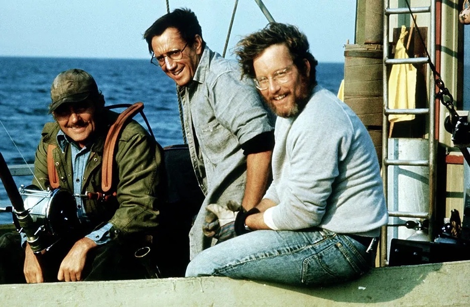 左より、ロバート・ショウ、ロイ・シャイダー、リチャード・ドレイファス –『ジョーズ』のセットにて