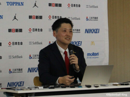 メディアブリーフィングに出席した女子日本代表の恩塚亨ヘッドコーチ [写真]＝バスケットボールキング