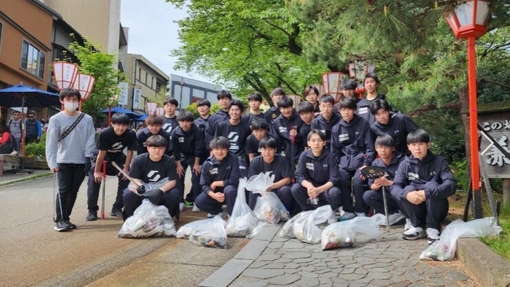 写真：金沢城・兼六園清掃の集合写真/提供：北陸大学