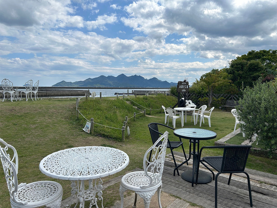 宮島を望める敷地内の庭園