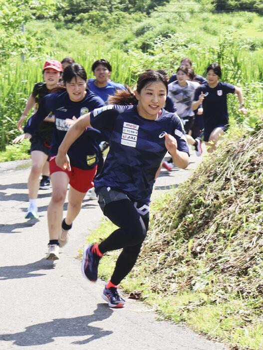 先頭で「金メダル坂」を駆け上がるレスリング女子日本代表の須崎優衣＝新潟県十日町市