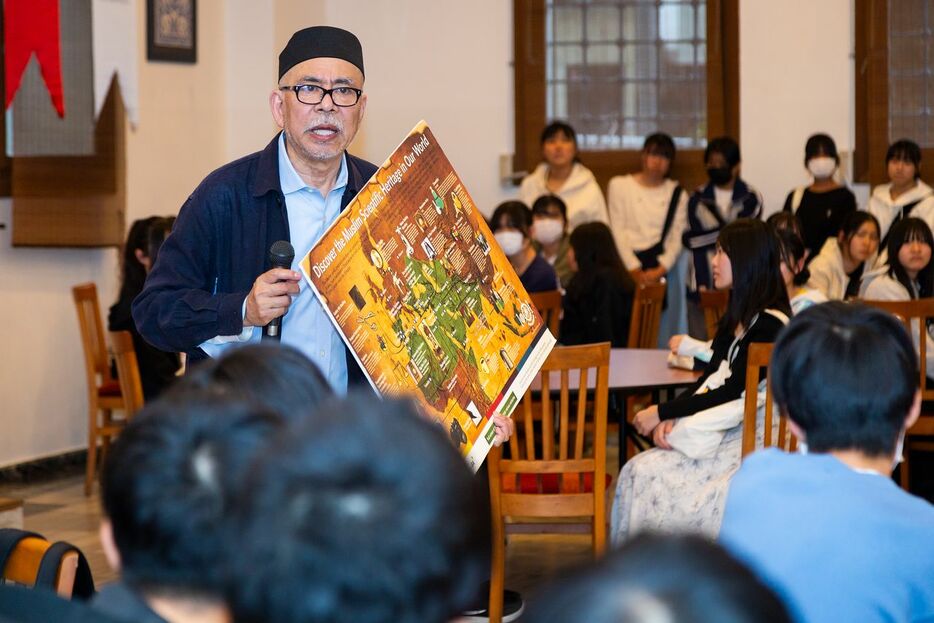 東京ジャーミイの見学に訪れた高校生にイスラム教について説明する下山茂さん