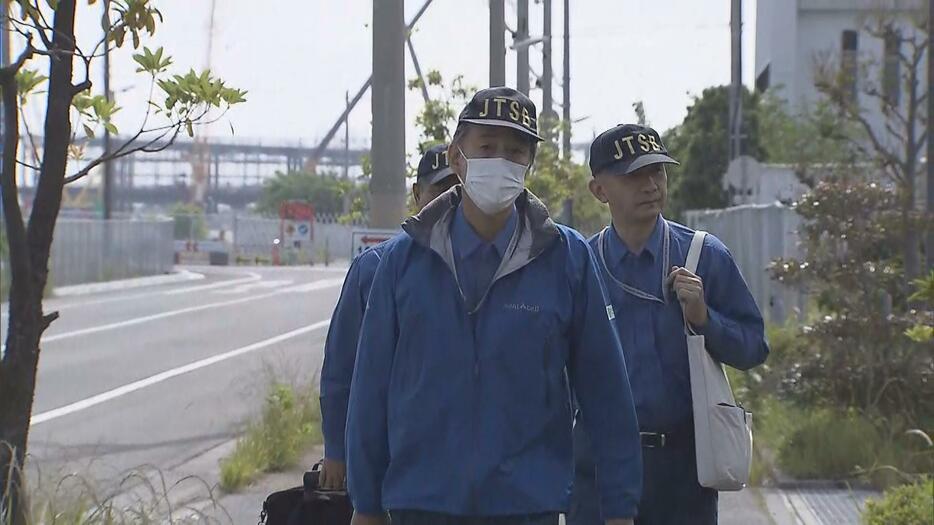 調査に入る航空事故調査官ら（1日午前9時前）