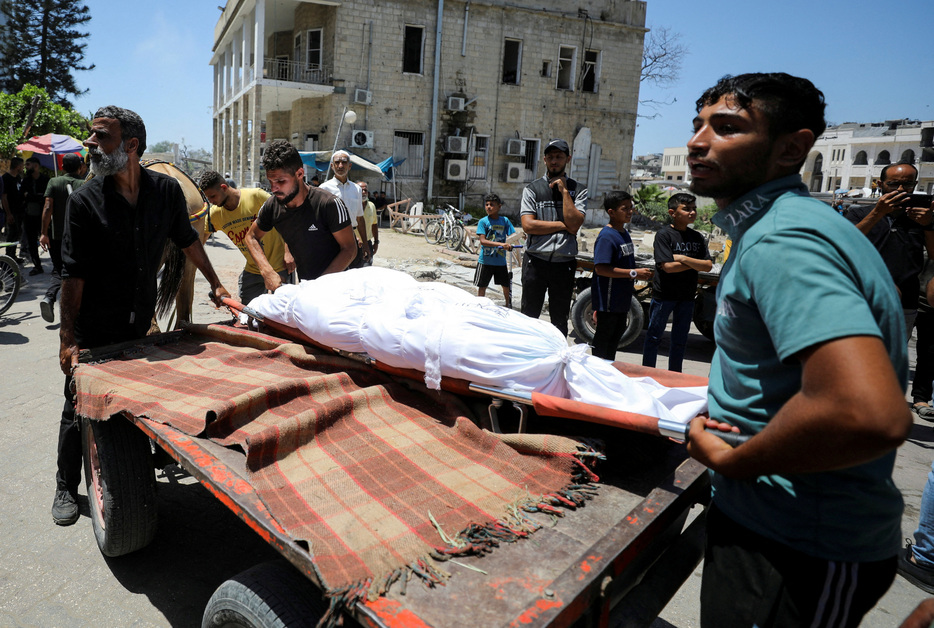 パレスチナ自治区ガザ最南部ラファでのイスラエル軍による攻撃は２１日も続き、パレスチナ保健当局によると少なくとも３２人のパレスチナ人が死亡した。イスラム組織ハマスとの接近戦が繰り広げられているという。写真は６月２１日、ガザ市で撮影（２０２４年　ロイター／Dawoud Abu Alkas ）