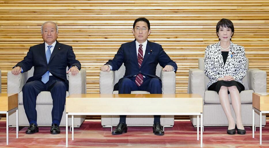 閣議に臨む（左から）鈴木財務相、岸田首相、高市経済安保相＝11日午前、首相官邸