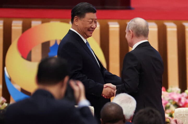 習近平とプーチン、どちらが格上かは一目瞭然（2023年10月18日、北京の一帯一路フォーラムで）　REUTERS