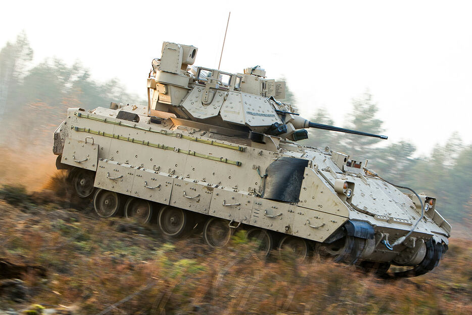 M2ブラッドレー歩兵戦闘車を使った米軍の訓練（2016年9月、リトアニア・パブラデ）　Karolis Kavolelis-Shutterstock