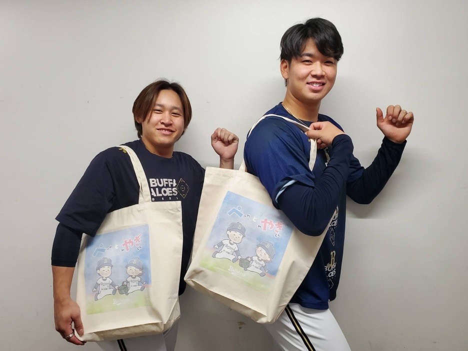 山下舜平大＆宮城大弥 イラストグッズの「トートバッグ」（球団提供）