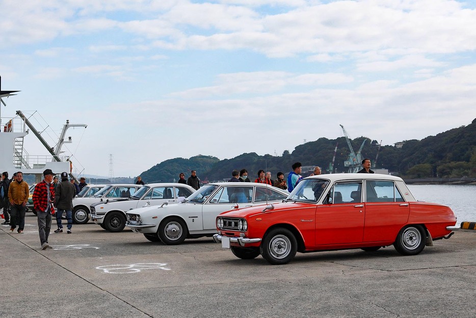 三角東港広場での開催のため、展示車のすぐ隣は海。船とともにクラシックカーが並ぶ姿が、このイベントの特徴