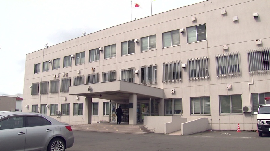 男性が落下した原因を調べる北海道警北署(札幌市)