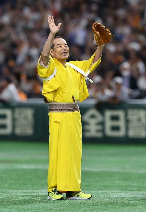24年3月30日　巨人対阪神　始球式を務め笑顔を見せる林家木久扇（撮影・上田博志）