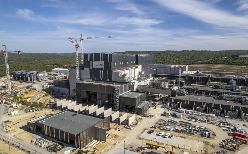 南フランスのサン・ポール・レ・デュランスにある国際プロジェクト「ITER」の建設現場。EU、アメリカ、ロシア、中国、インド、韓国、そして日本が分担してパーツの製造、建設を進めている。日本メーカーも多数かかわっている。