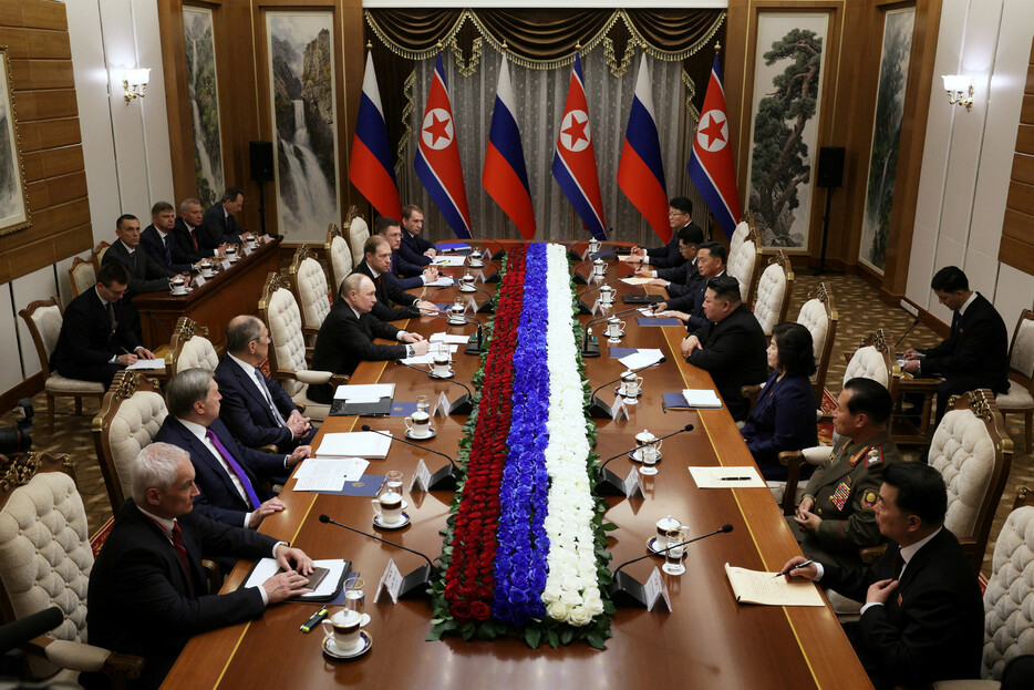 １９日、平壌で会談するロシアのプーチン大統領（中央左）と北朝鮮の金正恩朝鮮労働党総書記（同右）＝ロシアのスプートニク通信が配信