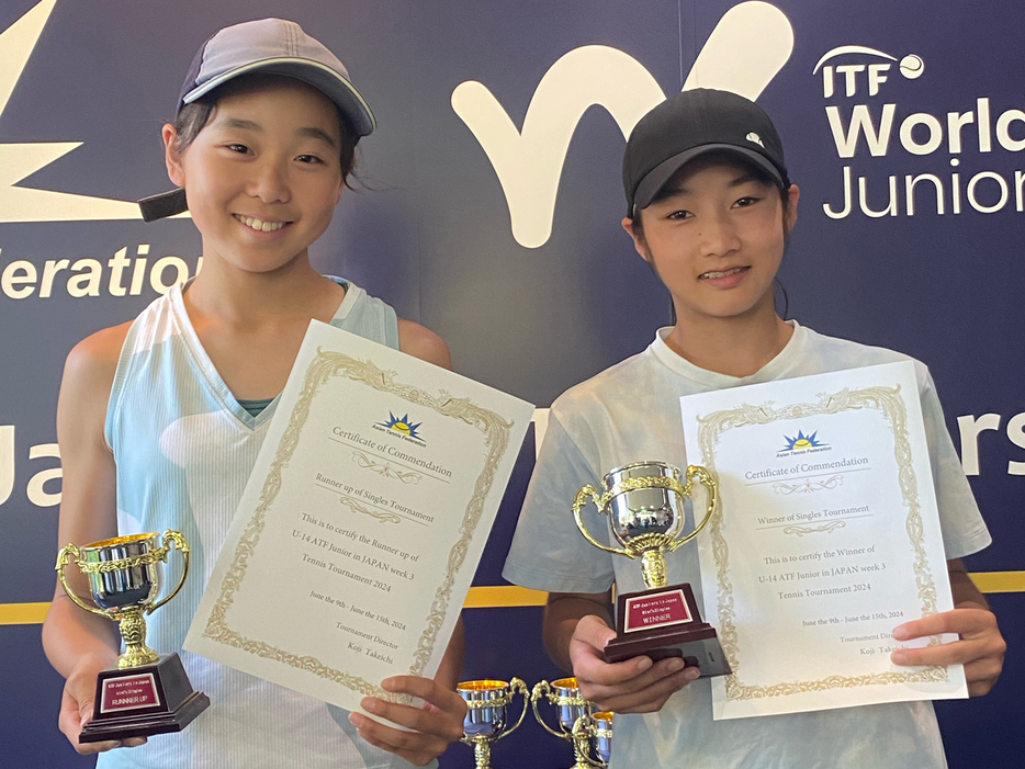 「ATF Juniors in Japan U14 - week 3」（山梨・クラブヴェルデ）の女子シングルスで優勝を飾った原田菜月（荏原SSC／右）と準優勝の坪田菜々（ラボキッズジュニア）（写真提供◎SPORTS SUNRISE .COM）