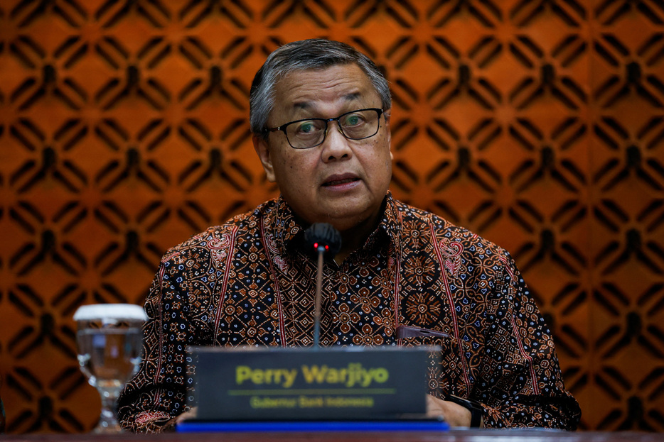 インドネシア中央銀行のワルジヨ総裁は１４日、世界情勢が不安定な中、インフレ抑制と通貨ルピアの安定を確保する金融政策運営をすると述べた。写真は記者会見するワルジヨ総裁で１月にジャカルタで撮影（２０２４年　ロイター／Willy Kurniawan）