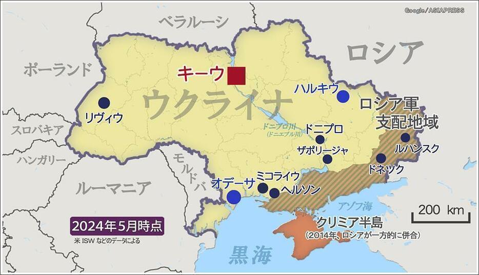ウクライナ全土がミサイルや自爆ドローンの攻撃にさらされる。南東部のロシア軍占領地域は、国土全体の約5分の1におよぶ。ロシア軍は南東部だけでなく、北東部ハルキウ近郊の国境地帯からも進撃を続ける。（地図制作・アジアプレス）