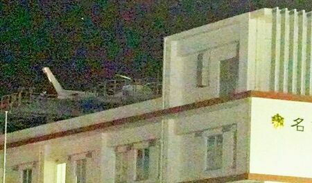窓の一部が落ち、名護市消防本部の屋上に着陸した県のドクターヘリ＝２６日午後１１時２０分ごろ