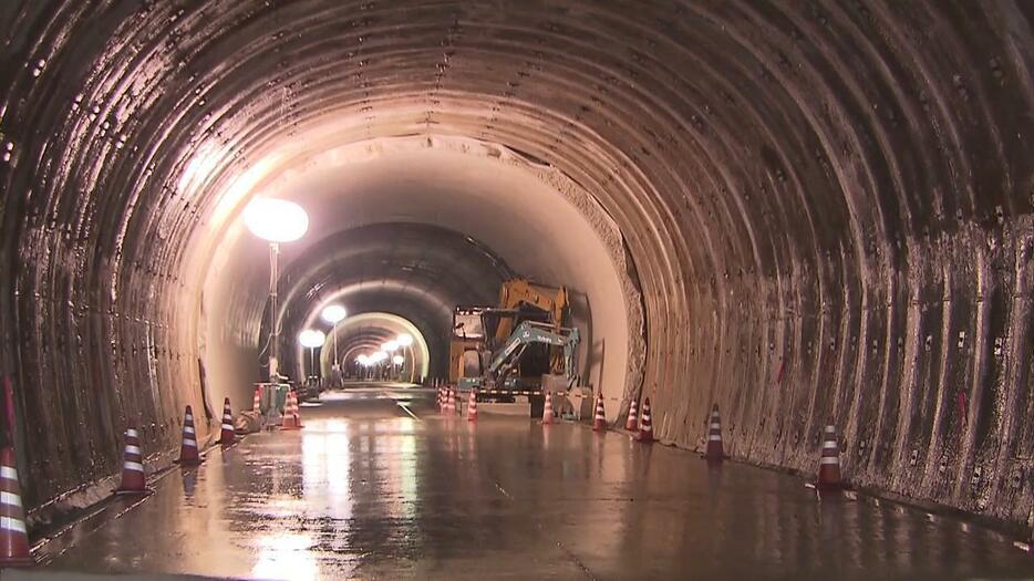 内部のコンクリートがはがされた「八郎山トンネル」
