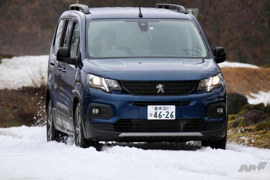 雪道での安定感は抜群。タイヤが滑る兆しもなく、しっかりと路面を掴んでいるのが分かる。坂道も頼もしいトラクション性能でタイヤが空転することもない。これなら急な降雪時に慌てる心配はないだろう。