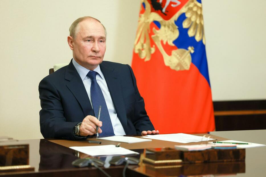 28日、オンラインのロシア安全保障会議に参加するプーチン大統領（ロシア大統領府提供、タス＝共同）