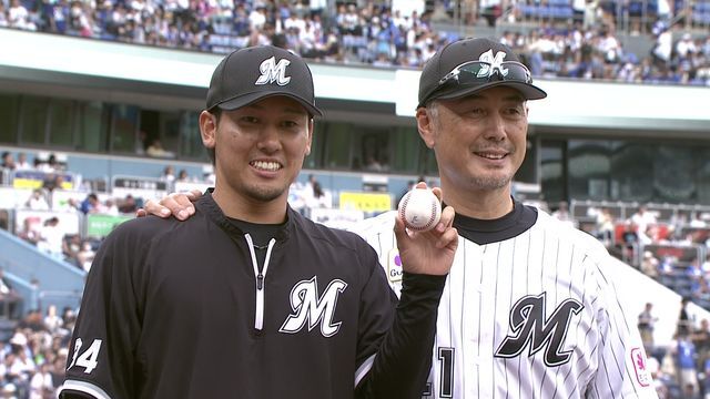 プロ初勝利の高野脩汰投手（左）と吉井理人監督（右）